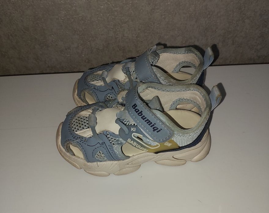 Продам детскую обувь