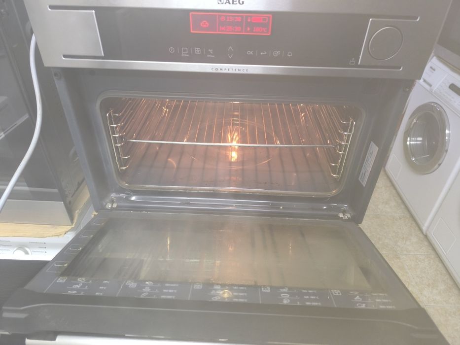 Фурна AEG KS8404701M с много програми и готвене на  пара.