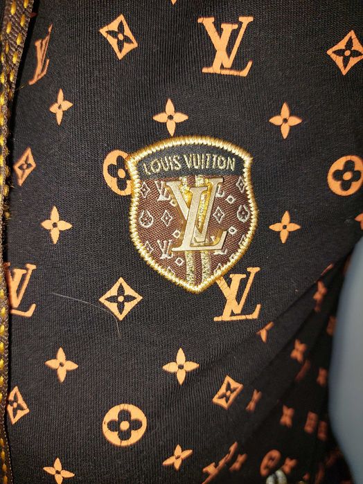 Jacheta / hanorac Louis Vuitton cu gluga si logo metalic