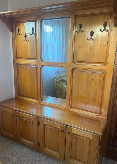 Cuier haine prevăzut cu spatii depozitare - lemn masiv ( molid )
Stare
