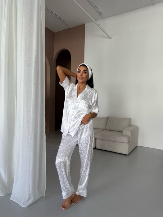 Елегантен сатенен комплект пижама – чисто нов