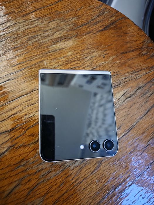 Samsung z flip 5.   512