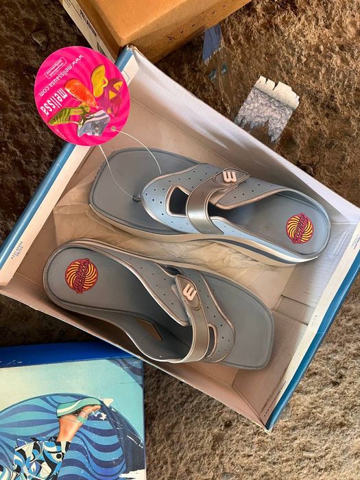 Контейнер одежды и обуви