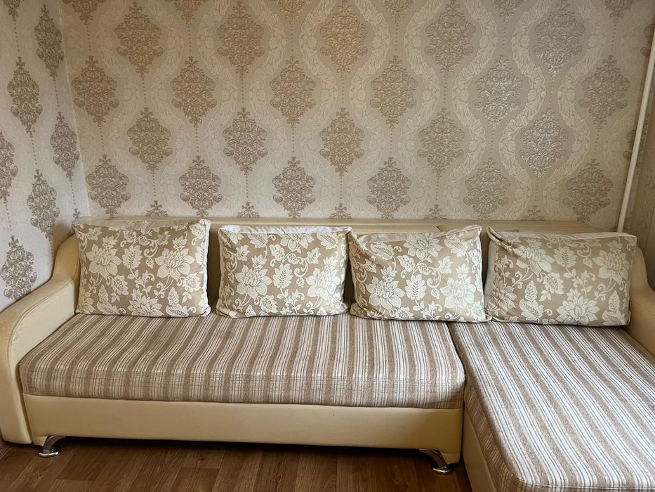 Диван, стол, вентилятор