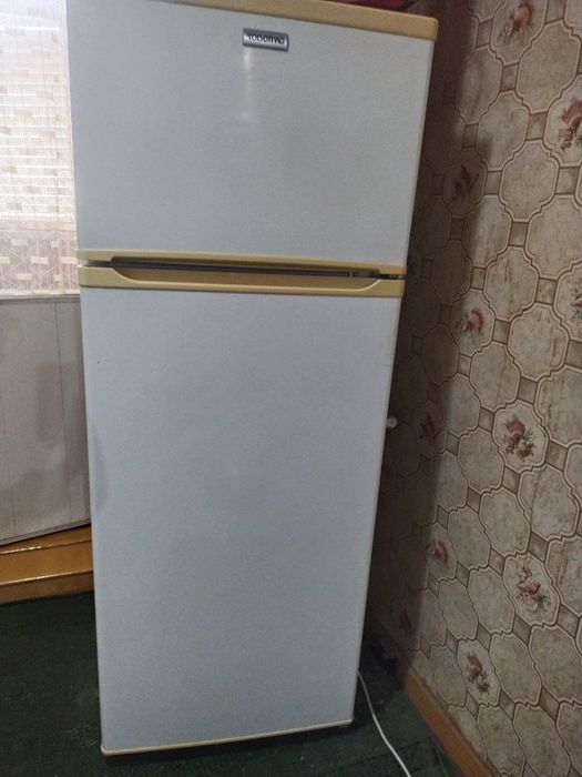 Холодильник сотилади