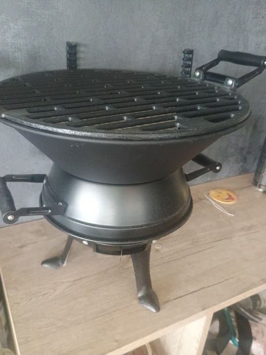 BBQ,Gratar rotund pe carbuni cu capac,roti