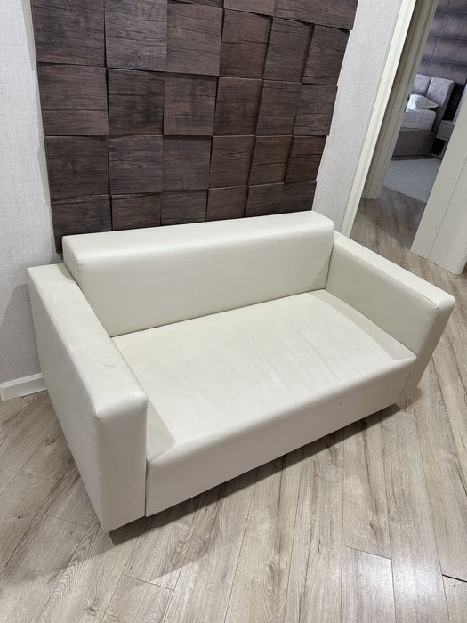 Диван кожаный ,в отличном состоянии!