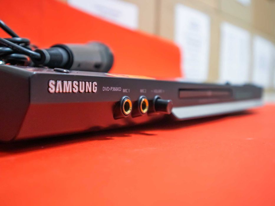 SAMSUNG караоке система DVD плейър с микрофон 150 бг песни DVD-P366KD