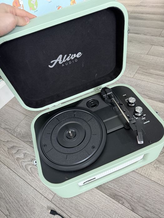 Виниловый проигрыватель и диски в подарок