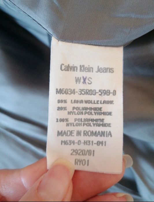 Palton gri Calvin Klein, made in Romania, 80% lana, ca nou
