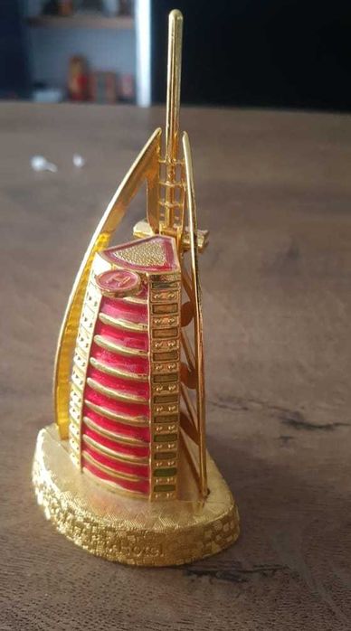 Burj al-Arab din Dubai (rosu-auriu)