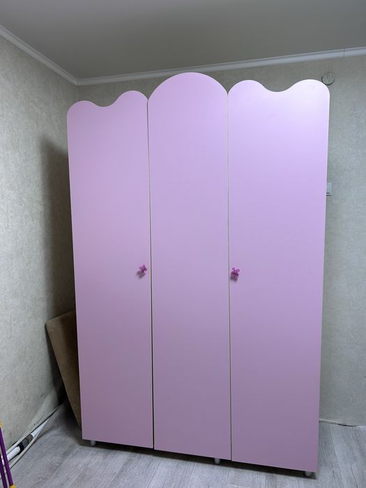 Продам шкаф и стол для девочки