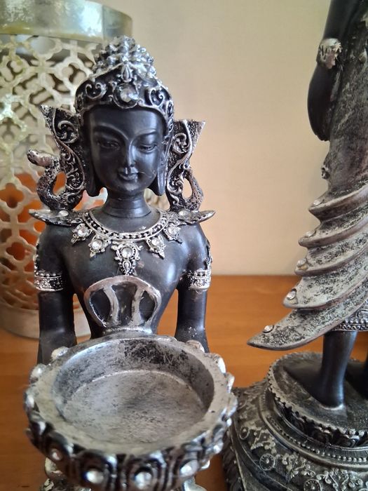 Продавам 2 статуи заедно на Буда, черна и сребърна, "Богиня Деви Тара"