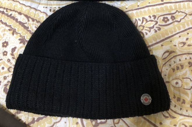 Продаются куртка и 3 шапки.