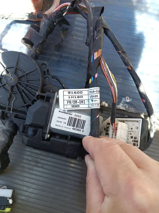 Capace pe 16 cric mecanic geam stanga fata Kia cablaj electric