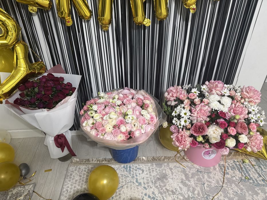 три букета, цветы очень свежие и дорогие