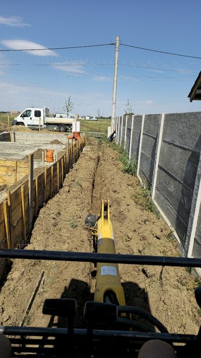 Execut lucrari cu mini excavator Komatsu