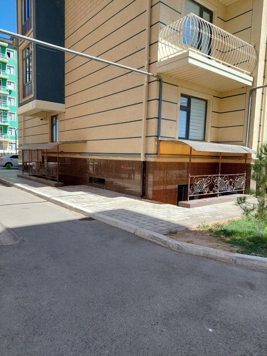 (Navoiy) Yangi hayot 2 xonalik kvartira 1 etaj sotiladi.Jihozlari bn