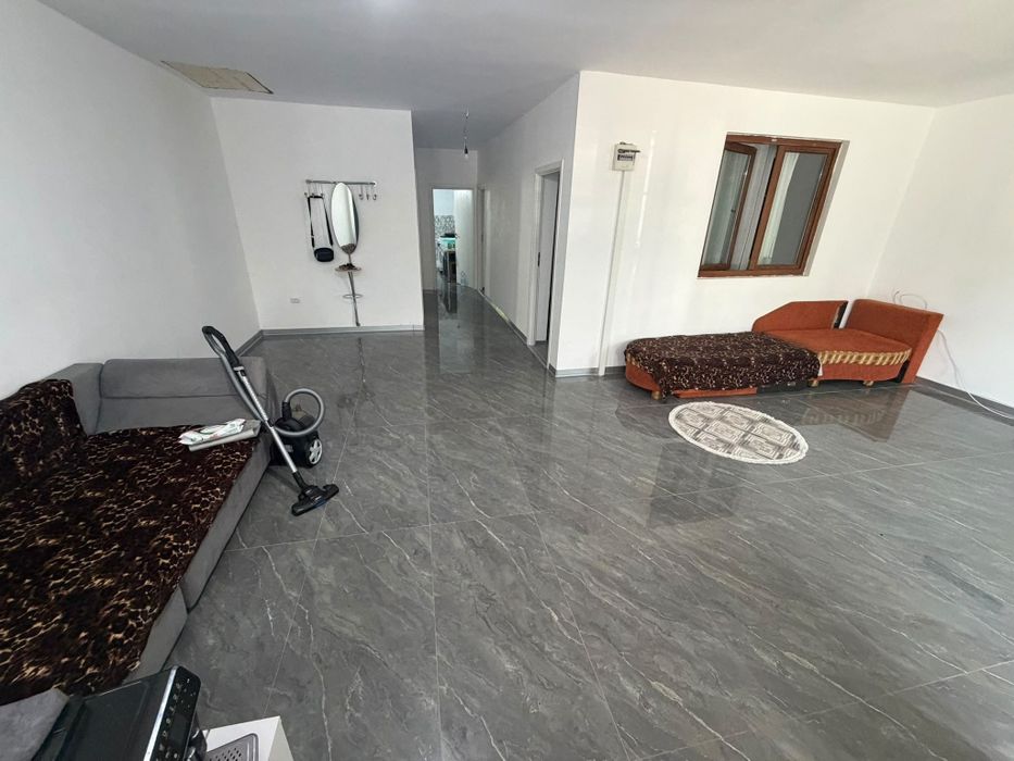 Inchiriez Casa la curte , 350mp , toate utilitatile , totul nou.
