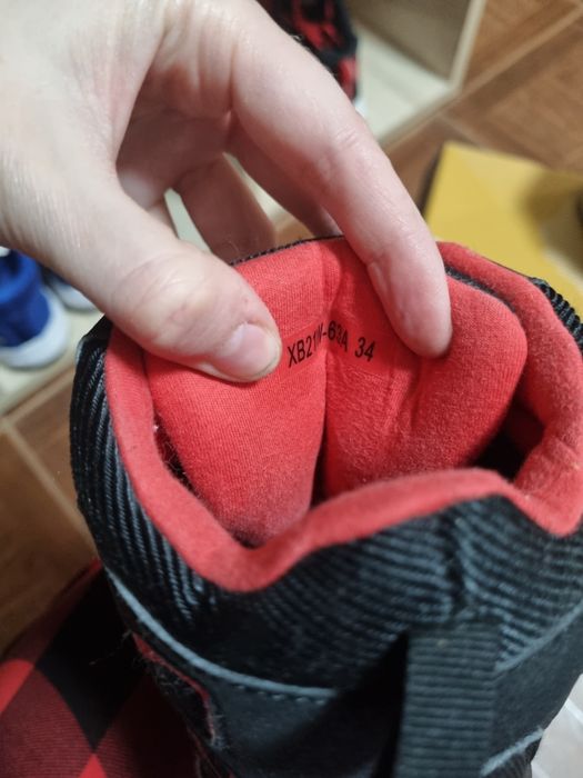 Продам ботинки на мальчика размер 34