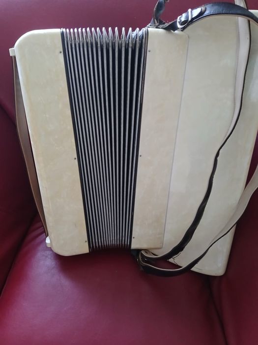 Vind acordeon hohner Verdi 3M cu 120 de basi