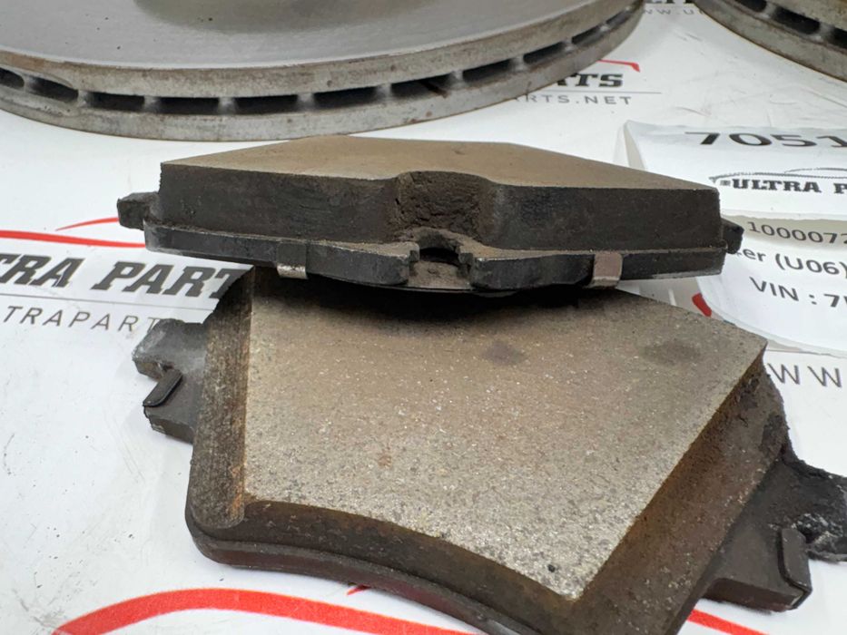 Предни Дискове С Накладки За БМВ 1 Ф70 2 Ф74 У06 Х1 У11 6891080 8837151 BMW 1 F70 2 F74 U06 X1 U11