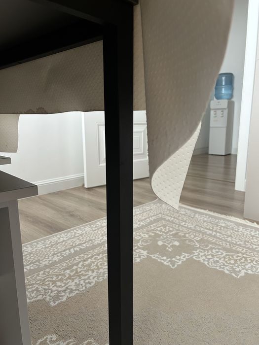 Стол сатылады. Жаңа күйінде, аяқтары темір