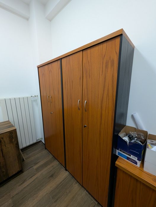 Мебели за офис - маса, столове и шкаф