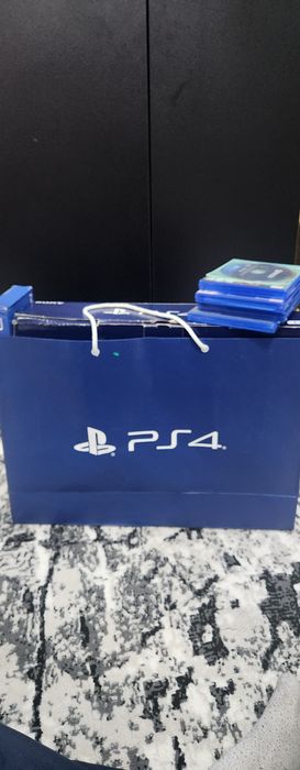 ps4 pro  yangi 6 ta o'yni ham bor 2ta jostik va gilopi ham bor 500$ ga
