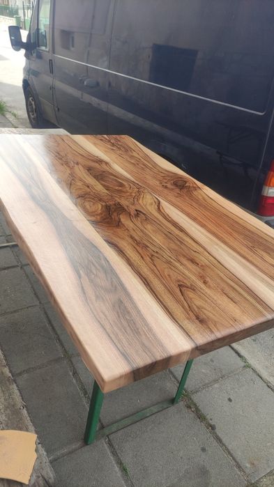 Трапезни маси от масив орех