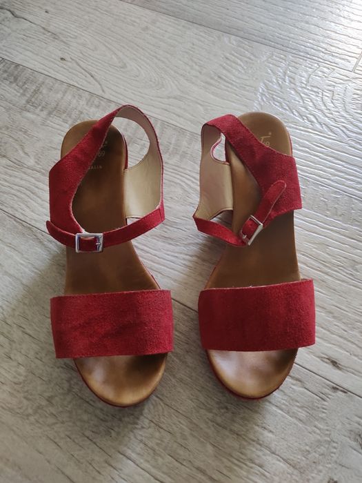 Продаю босоножки