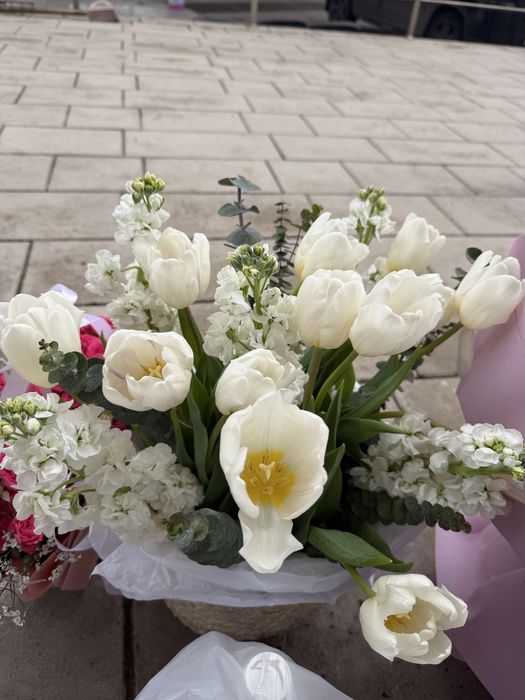 Продам цветы в соломенной корзине