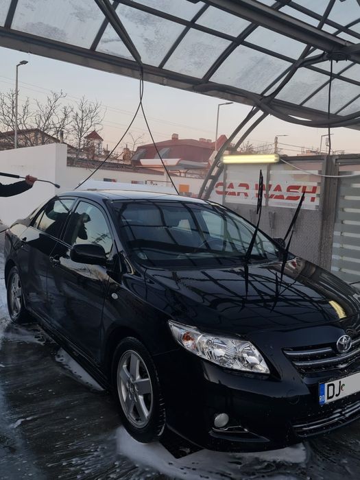 Toyota corolla  1.6  cu două seturi de jante