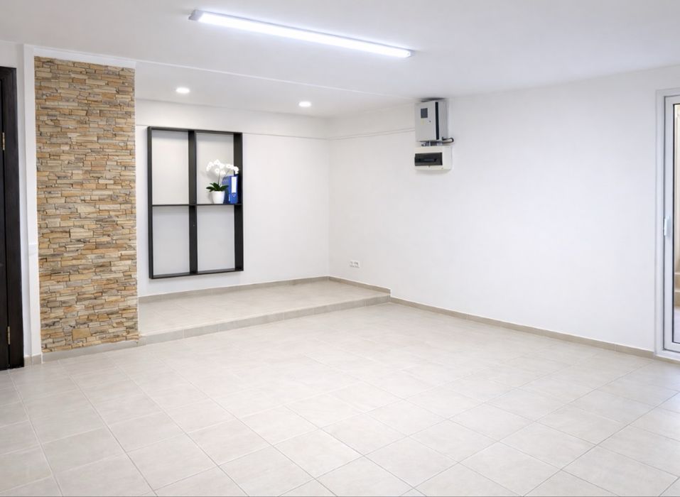 Помещение левый берег во дворе огромного дома