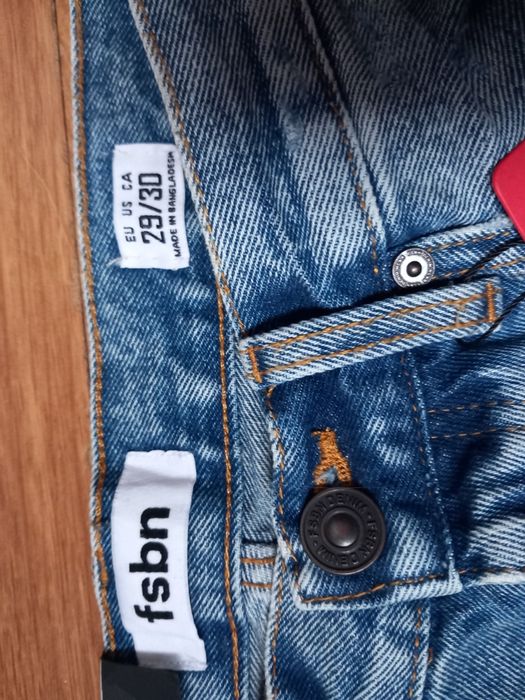 Нови мъжки дънки FSBN с накъсан ефект