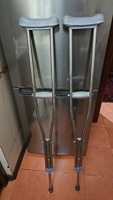 Продам два костыля