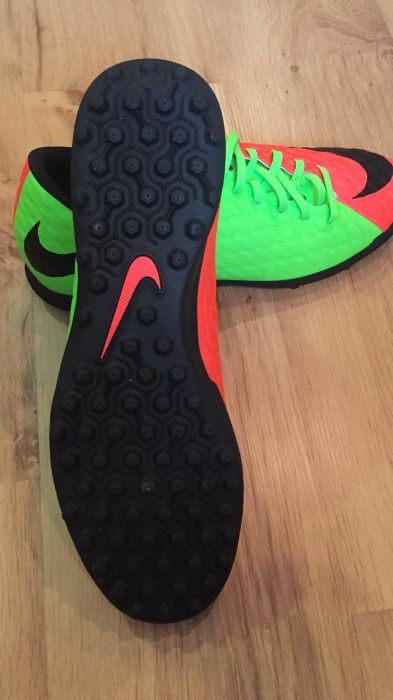 Футбольные бутсы Nike