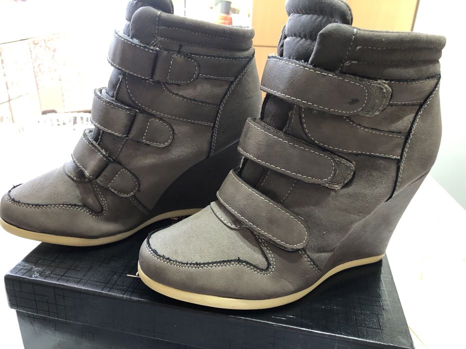 Продаются спортивные ботильоны.