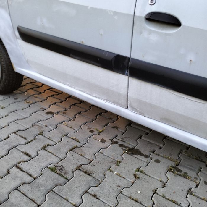 Vând Logan MCV culoare alba benzina 1,6 ,baterie nouă pornește , funcț