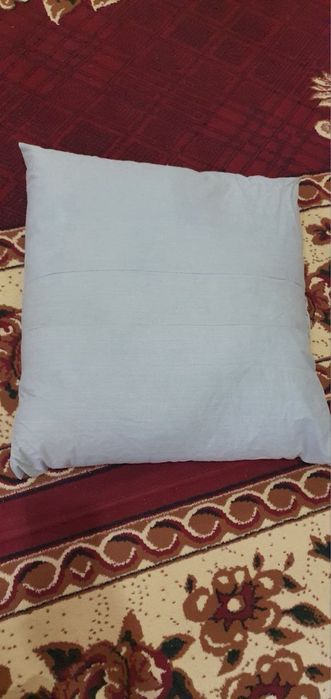 Par  katta yostiqlar  sotiladi