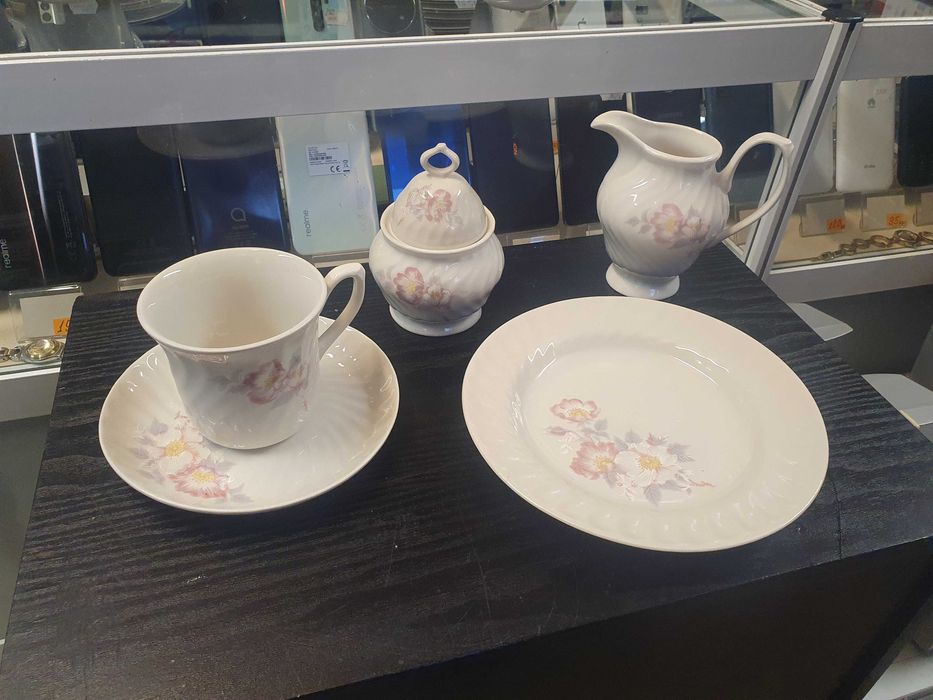 Порцеланов комплект / Сервиз за кафе с 6бр. чаши с 6бр. чинии, 6 по