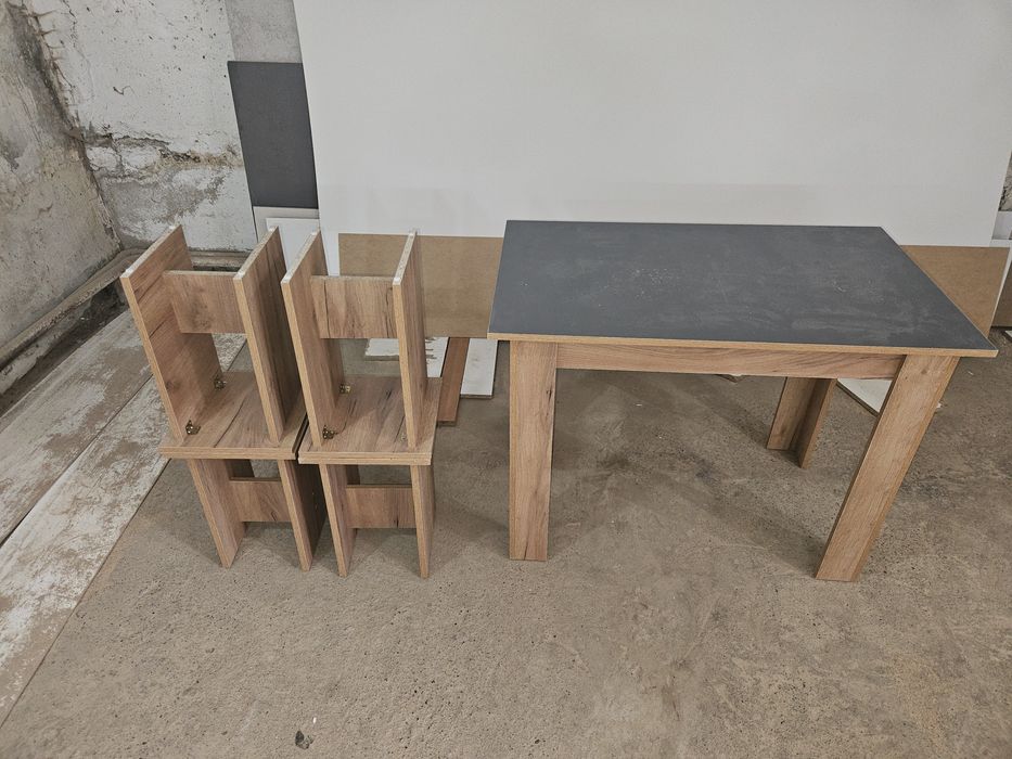 Продам новые стол и 4 табуретки