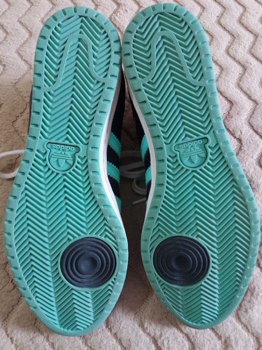 Дамски кецове,,Adidas ". Естествена кожа. Перфектно състояние.37 номер