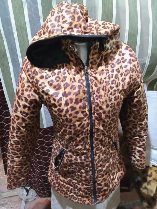 Продам Куртку с леопардовым принтом бу 42 размер