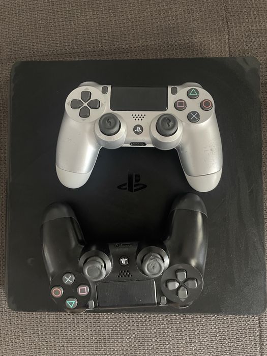 Ps4 cu 2 manete si 5 jocuri la alegere