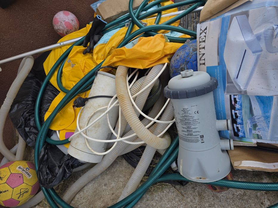 Vând pompe de filtrare pentru piscină INTEX – complete, în stare foarte bună