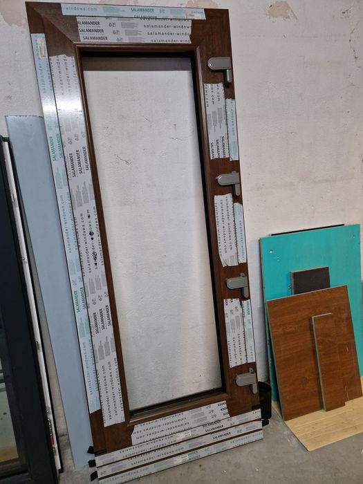 Vand usa intrare PVC culoare nuc Sibiu • OLX.ro