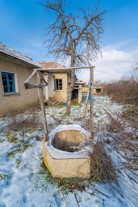 Продавам къща в с. Сушица с 1.2 gka двор, гараж