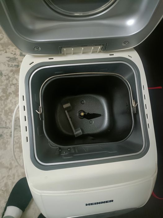 Vând mașină de făcut pâine Heinner de 900gr.