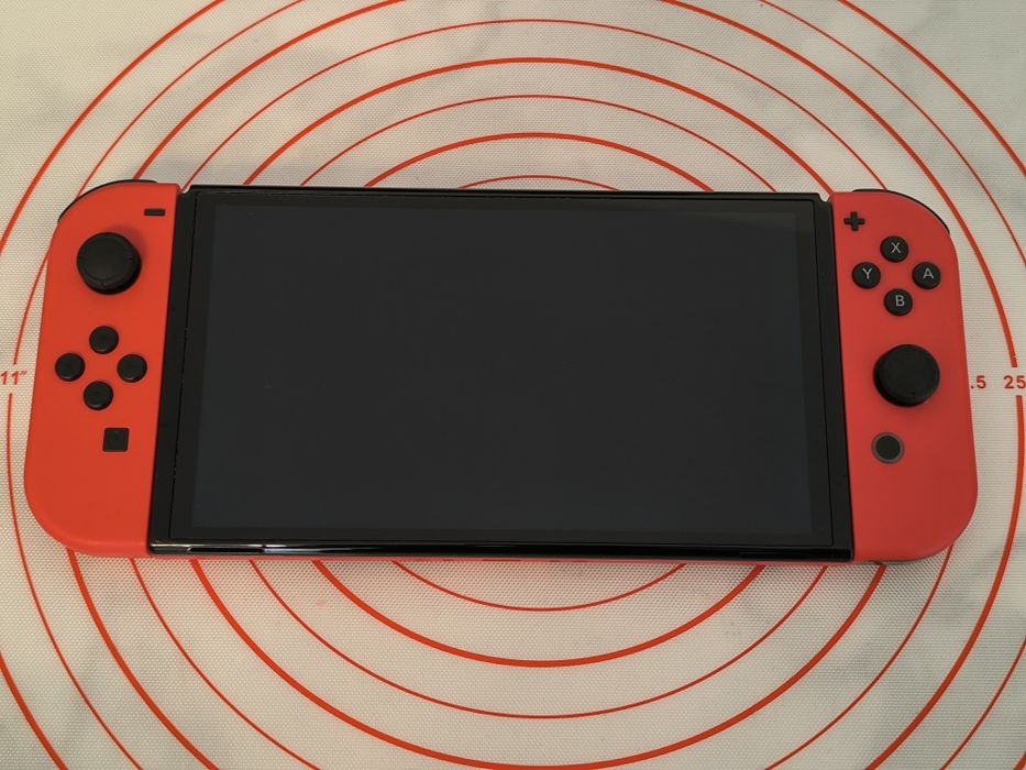 Nintendo Switch OLED – Roșu – Revizuit și gata de utilizare!